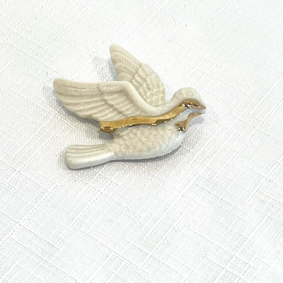 Lenox Off White Cream Colored Bird Dove Gold Toned Ribbon Brooch Pin China - Picture 1 of 6